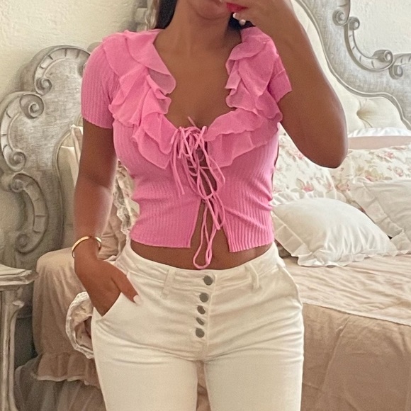 Stunning ribbed pink slightly cropped to with ruffle😍